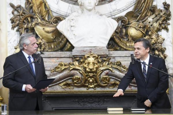 Alberto Fernández le tomó jurmento al nuevo ministro de Transporte Diego Giuliano