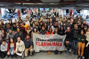 Foto de Clarín: los trabajadores de prensa repudiaron el viaje a Lago Escondido
