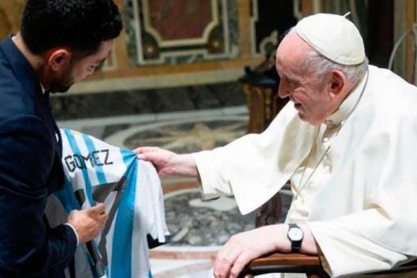 El "Papu" Goméz le regaló su camiseta al papa Francisco