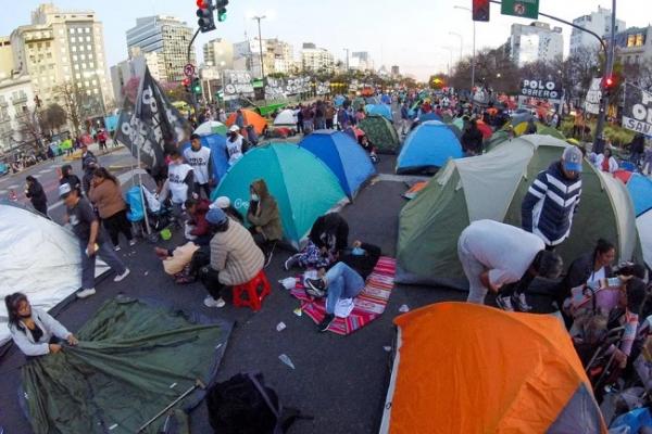 Unidad Piquetera levantó el acampe que mantenía en la avenida 9 de julio