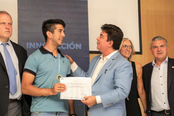 Espinoza entregó diplomas a los primeros egresados del CUDI: "La educación es la llave maestra que abre oportunidades"
