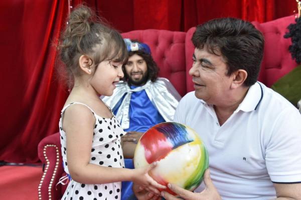 Fernando Espinoza entregó juguetes en La Matanza: Como papás, lo que más queremos es ver feliz a nuestros hijos"