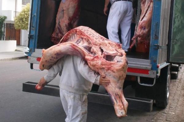 El Gobierno habilitó el troceo y la descarga mecánica para comercializar carne vacuna