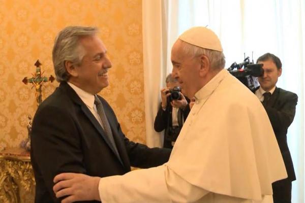 Alberto coincidió con el papa Francisco y consignó que los gobiernos "liberales y conservadores" generaron pobreza