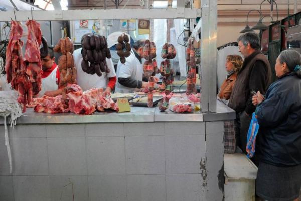 A la espera de más aumentos, el Gobierno anunciará descuentos del 10% para carne vacuna con tarjeta de débito