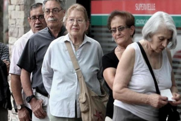 El Gobierno confirmó un bono de $15.000 por tres meses para los jubilados