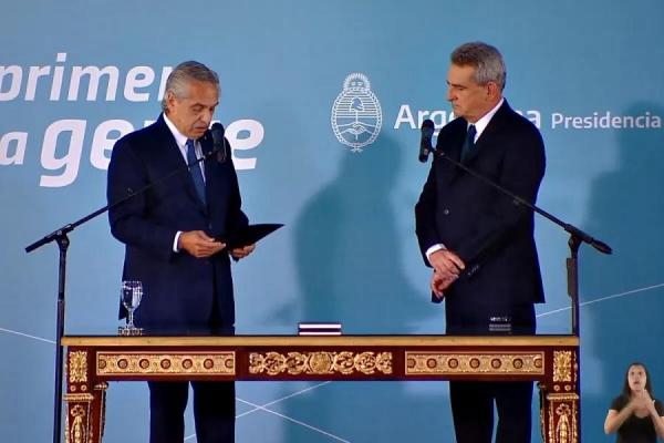 Alberto Fernández le tomó juramento a Agustín Rossi como nuevo jefe de Gabinete