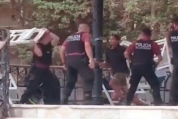 Insólito: la policía de Larreta recurrió a sillazos para arrestar a un hombre con un palo 