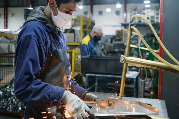 El trabajo registrado creció casi 5% interanual en diciembre de 2022