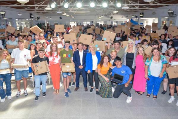 Kicillof entregó computadoras a estudiantes: "Se puede hablar de meritocracia, pero primero debe haber oportunidades"
