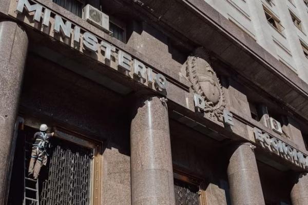 Se logró un 64% de aceptación en el canje de deuda de pesos