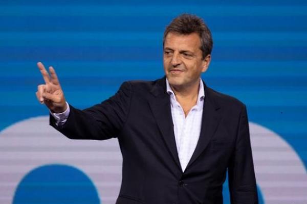 Massa anunció fondos para que las Pymes exporten y generen dólares y le pegó a la deuda y fuga macrista