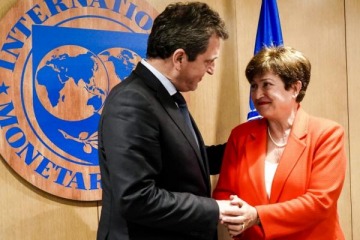 "A las trompadas", el Gobierno reconoce que ya renegocia el acuerdo con el FMI: los puntos conflictivos