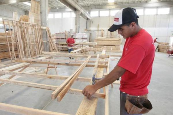 Pymes: la industria creció en febrero 4,8% interanual y 1,2% respecto a enero