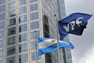 Juicio por la reestatización de YPF: la Justicia de EEUU eximió de responsabilidad a la compañía, pero falló contra el Estado
