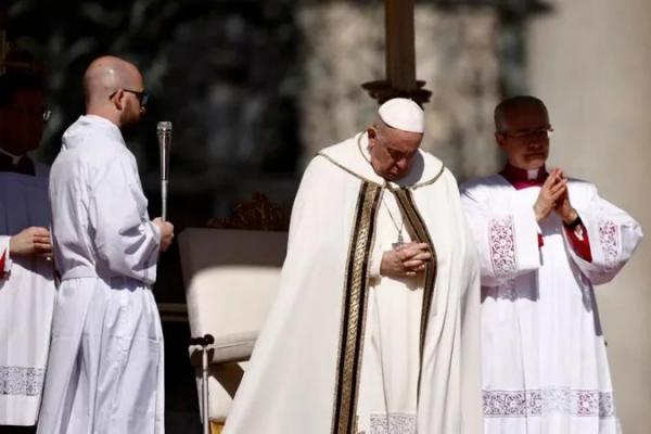 Francisco celebró la Misa de Pascua tras su internación y pidió un esfuerzo para terminar con las guerras