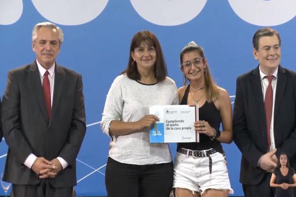 Alberto Fernández entregó la vivienda 100 mil de su gestión: "No somos todos lo mismo en politica"