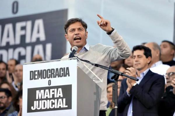 Kicillof habló en la movilización contra la proscripción a Cristina Kirchner: "Si quiere ser candidata el pueblo la va a acompañar"