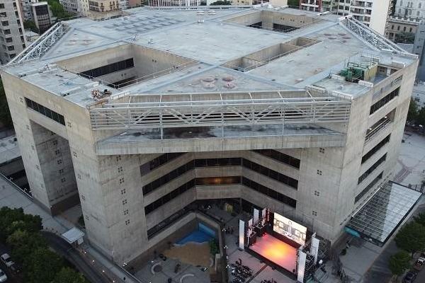 Amenaza de bomba en el Teatro Argentino: cómo sigue la presentación de CFK