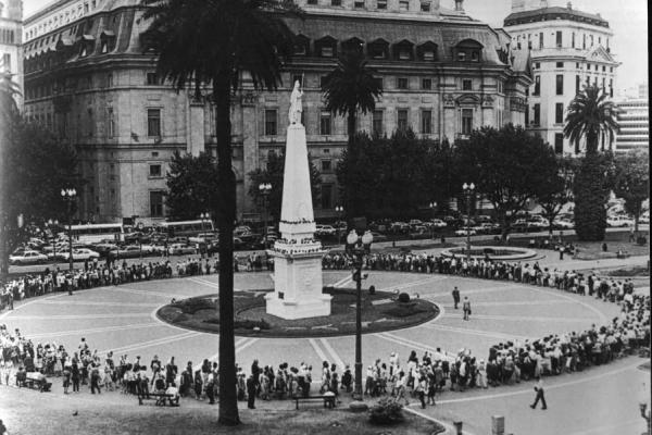 El Presidente destacó la lucha de las Madres de Plaza de Mayo y su legado de "no callar y persistir"