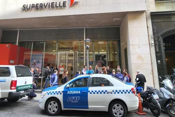 Allanan a 20 bancos en la City porteña por financiar maniobras con dólar blue