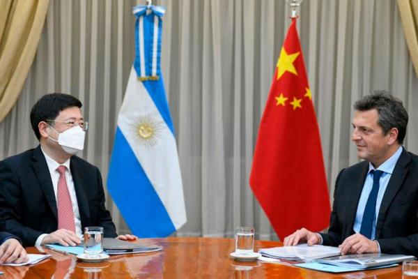 Massa viaja a China para reunirse con los BRICS y fortalecer dólares y reservas