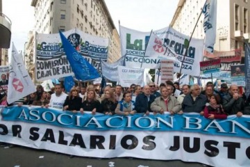 Bancarios: recibirán un bono de $342.000 y la paritaria llevará su sueldo inicial a casi $400 mil