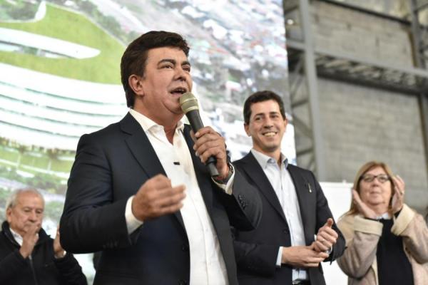 Espinoza y Wado de Pedro entregaron más de 4 mil tablets en La Matanza