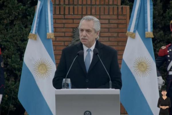 Alberto Fernández tomó el juramento a la bandera a estudiantes de escuelas públicas