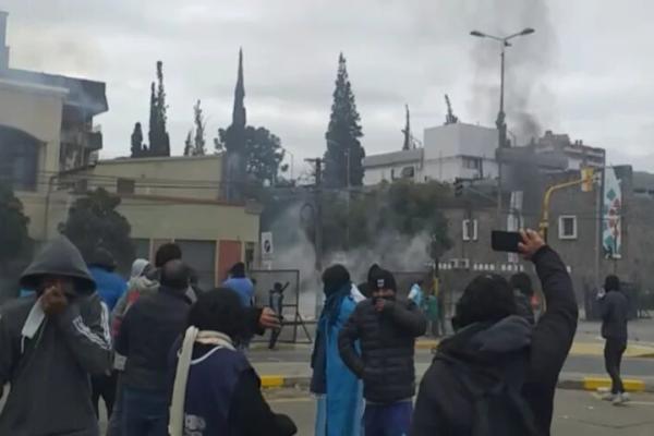 La policía jujeña reprime a manifestantes que marchaban en contra de reforma parcial de la Constitución provincial