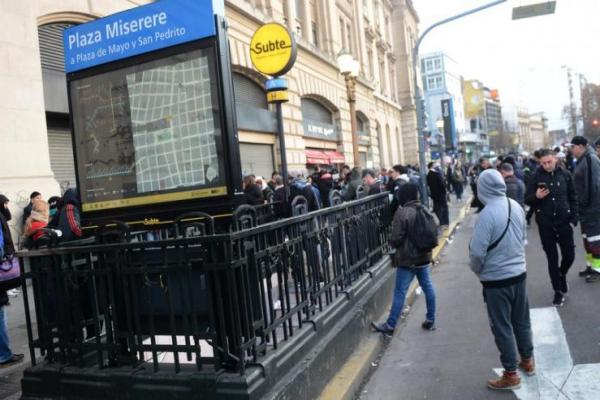 Por disposición del Gobierno, no habrá descuentos del presentismo por el paro de colectivos