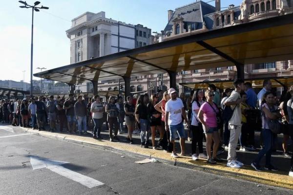 "Paro extorsivo y político": el Gobierno denuncia lockout y se reúne con UTA y empresas para resolver el conflicto