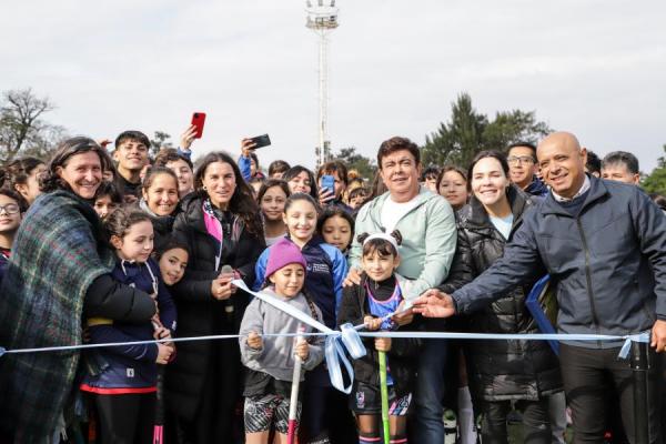 Espinoza inauguró una cancha municipal de hockey en La Matanza junto a Las Leonas