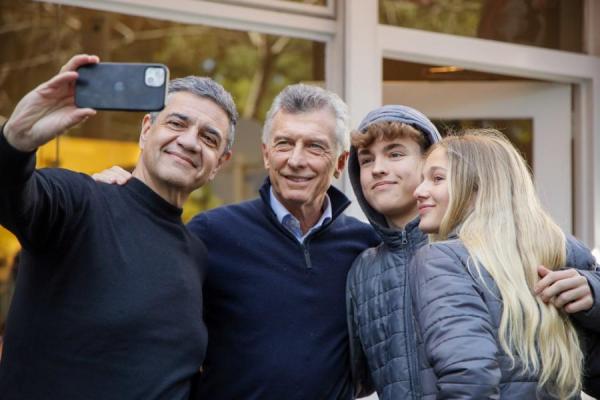Mauricio Macri reiteró el apoyo a su primo en las PASO y pidió "no arreglar lo que no está roto"