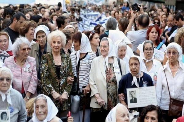 Abuelas de Plaza de Mayo repudió la vandalización de baldosas por la memoria