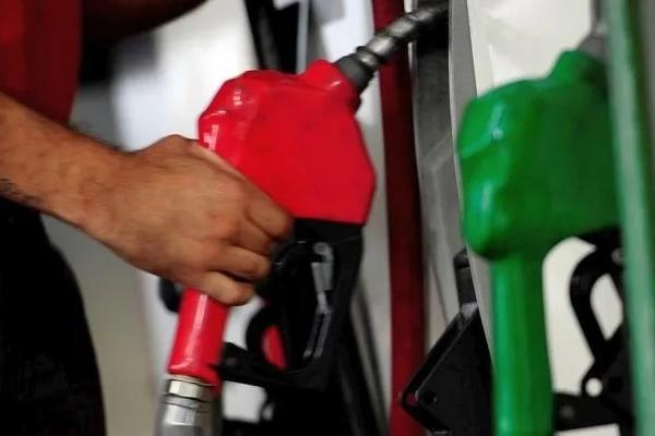 Combustible: Massa y las petroleras acordaron congelar el precio de la nafta hasta que termine octubre