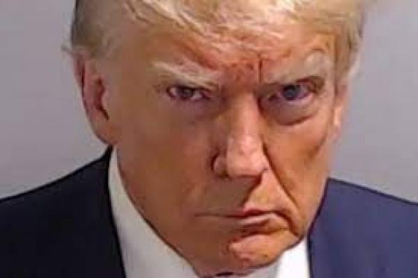 Estados Unidos: Donald Trump se entregó en una cárcel de Atlanta con 13 cargos penales