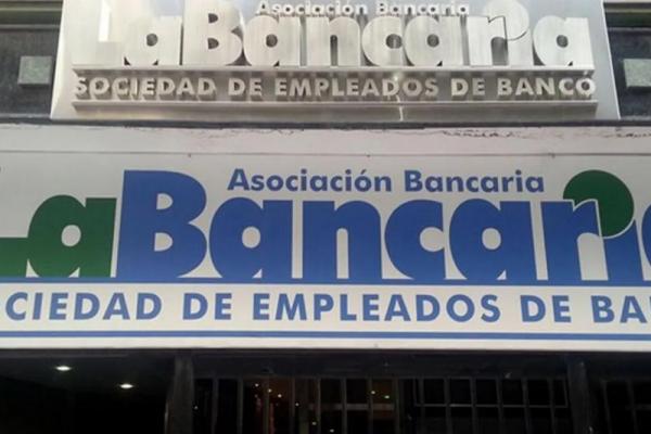 Bancarios acordaron una suba salarial del 75% y el mínimo asciende a $420 mil
