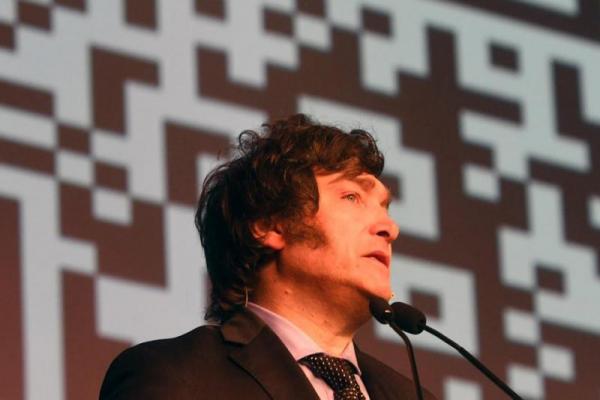 Milei abrió una nueva polémica: "Una empresa puede contaminar un río todo lo que quiera"