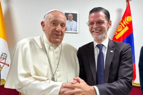 Francisco recibió al embajador Sabino Vaca Narvaja