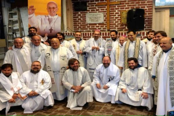 Los curas villeros y de barrios populares repudiaron los insultos de Milei al papa Francisco