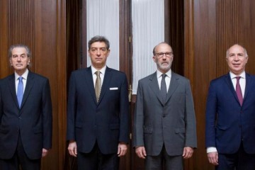 Pese a los altos salarios y a criticar la emisión, la Corte le exigió al Gobierno más fondos para pagar aumentos