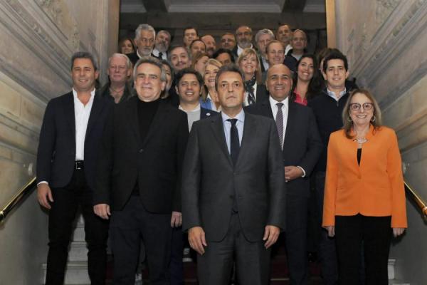 Sergio Massa con gobernadores en Tucumán: Si nos vienen a imponer la moneda vamos a perder soberanía