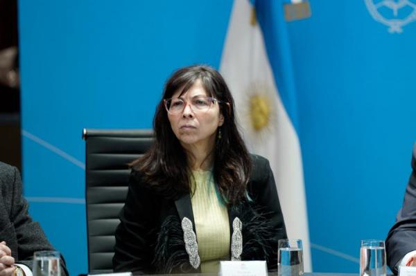 Batakis acusó a Milei de buscar "no cumplir con la ley al pedir retrasar el Presupuesto 2024