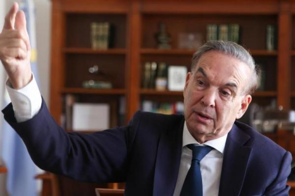 Pichetto fustigó a Milei y lo tildó de "fantasía"