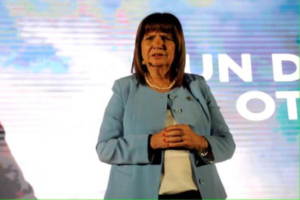 Bullrich presentó su libro en la UBA mientras los estudiantes cataban "Massa presidente"