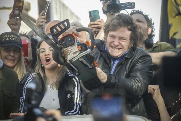 "Se están cayendo las caretas", Milei descargó su furia contra radicales y Eurnekian