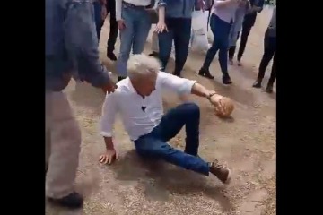 Blooper en Entre Ríos: Frigerio tiró un penal, se cayó al piso y se volvió viral