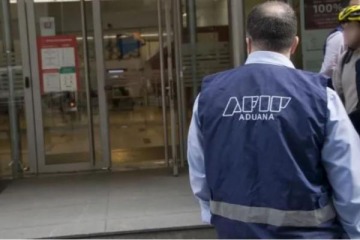 Escalada del dólar blue: allanaron 18 bancos por la fuga de USD 400 millones