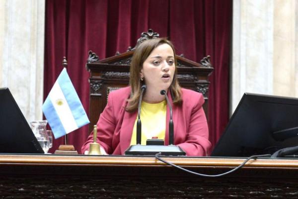 "Decimelo de frente, macho de vitrina": Moreau cruzó fuerte a Iglesias por insultarla durante sesión de Diputados